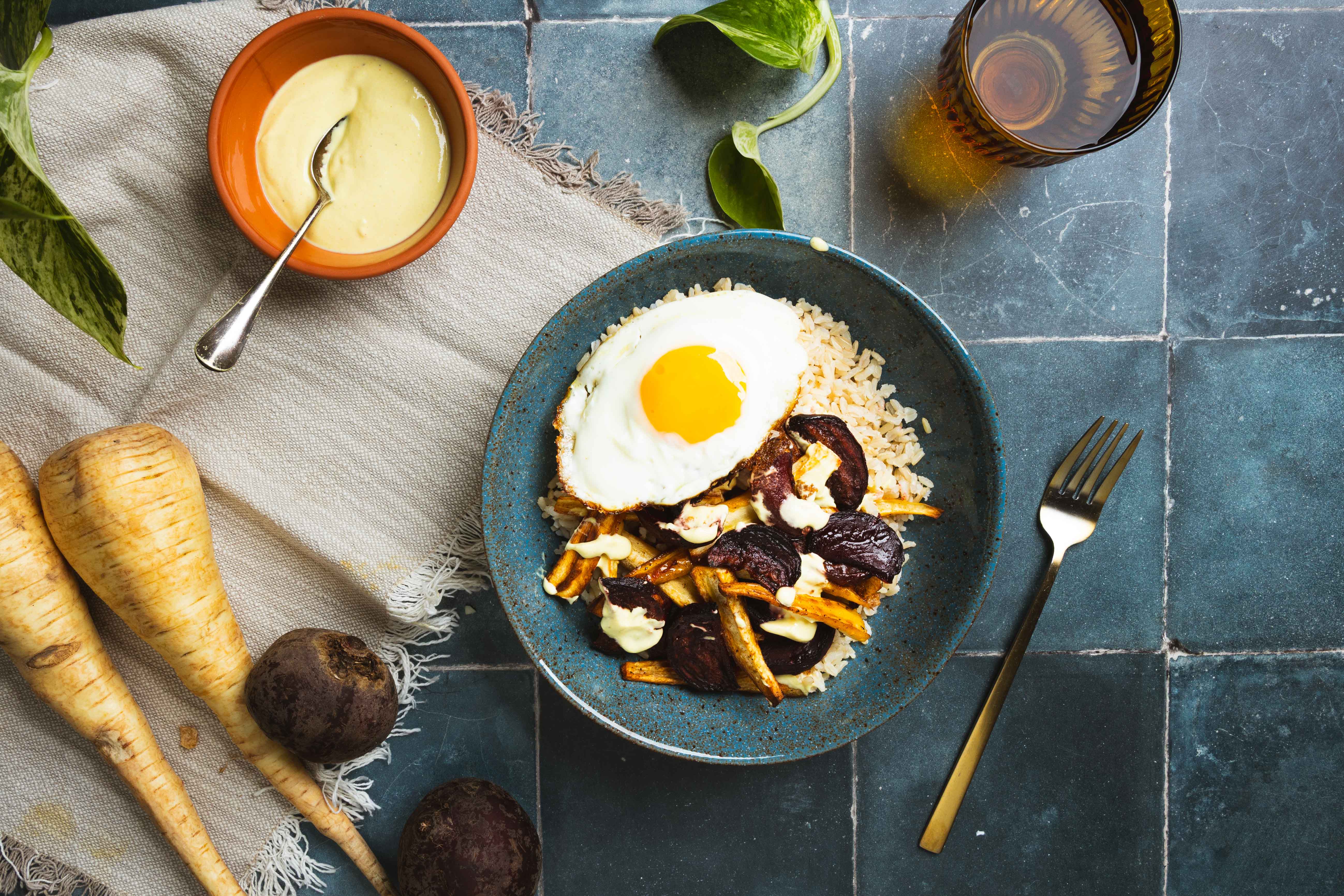 Winterse rijstbowl met gebakken eitje