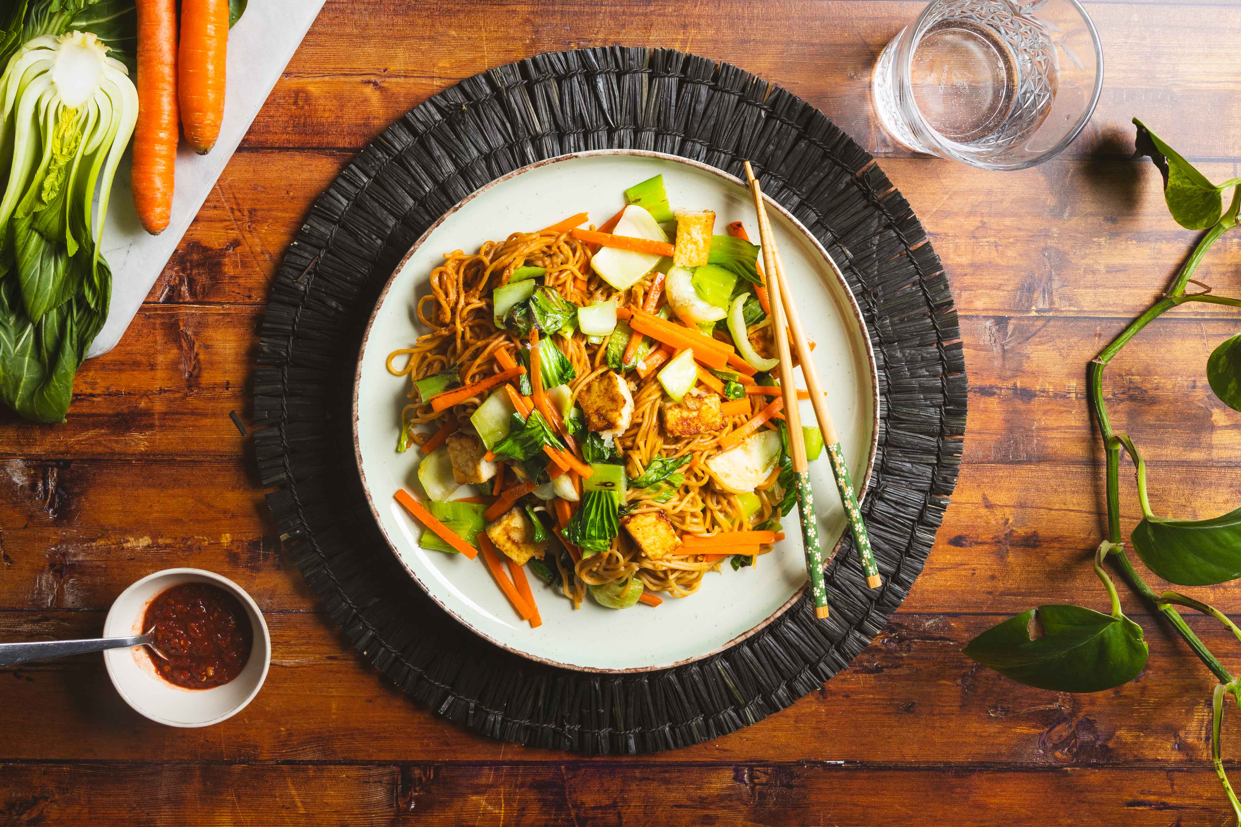 Roerbaknoedels met crispy tofu