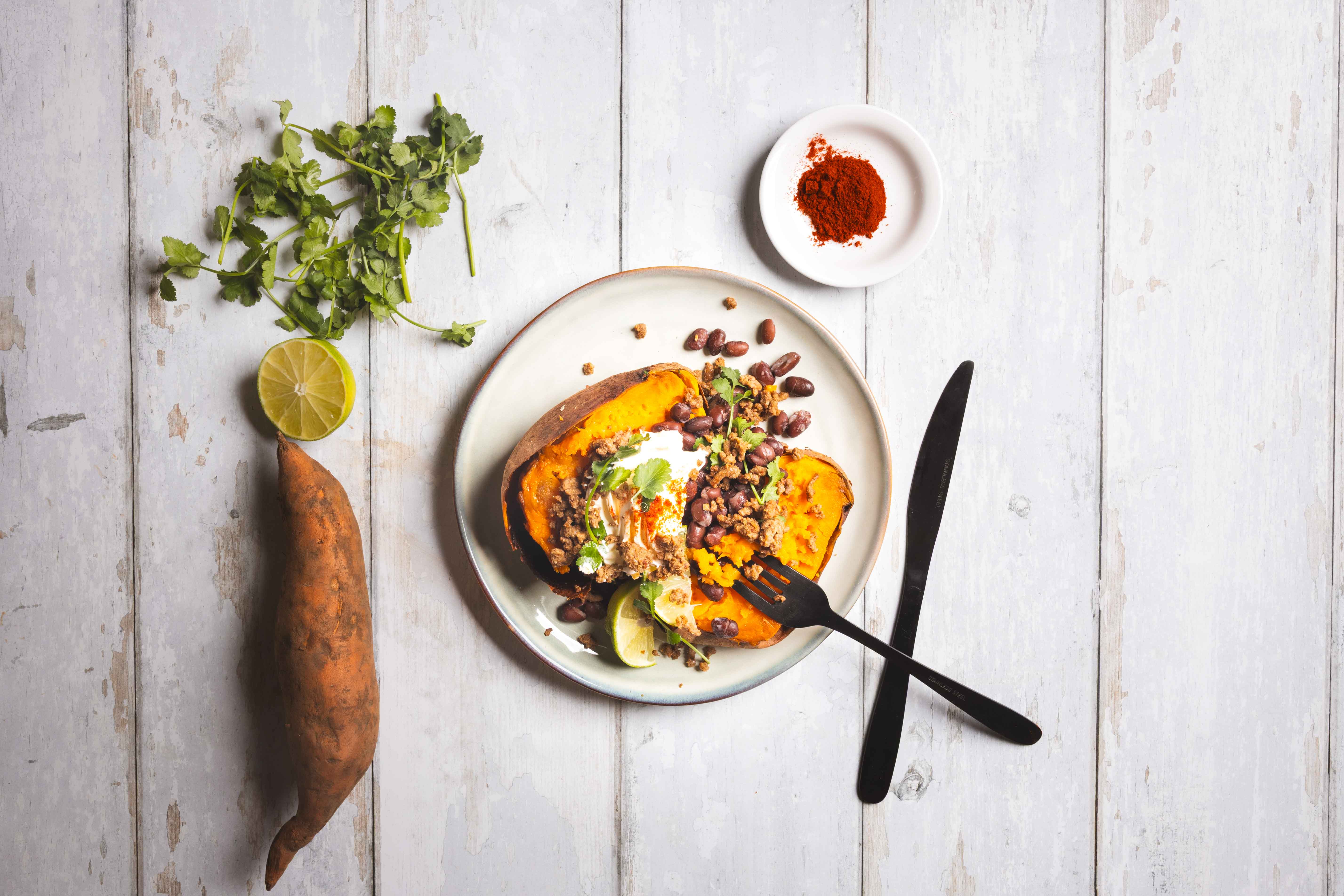 Gepofte zoete aardappel met gehakt