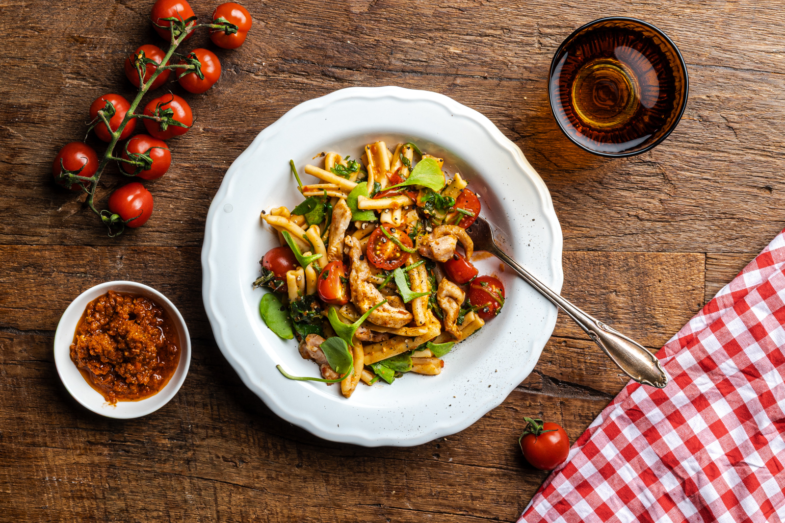 Verse pasta met kip en tomaat,