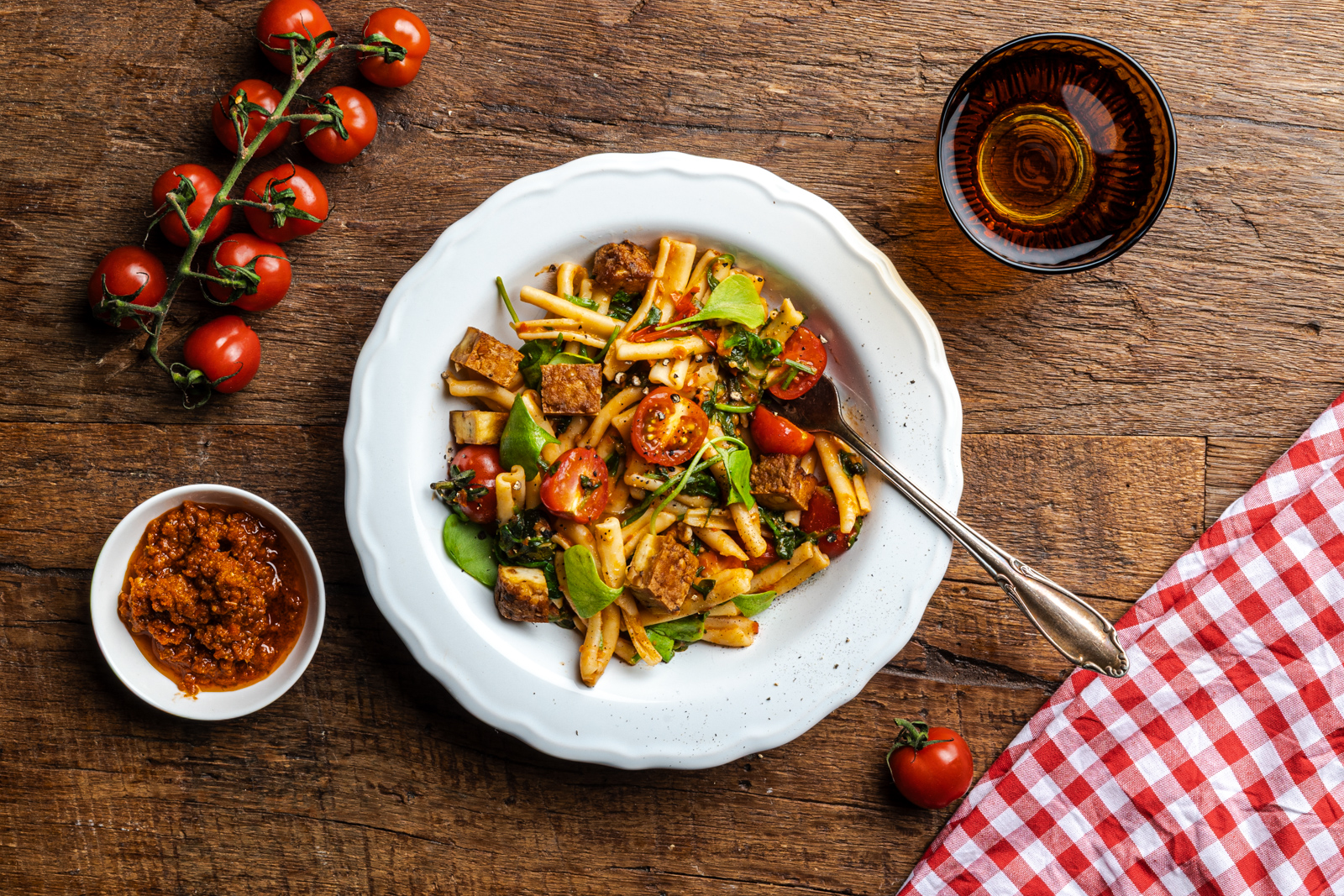 Pasta rode pesto met hazelnoot-tofu
