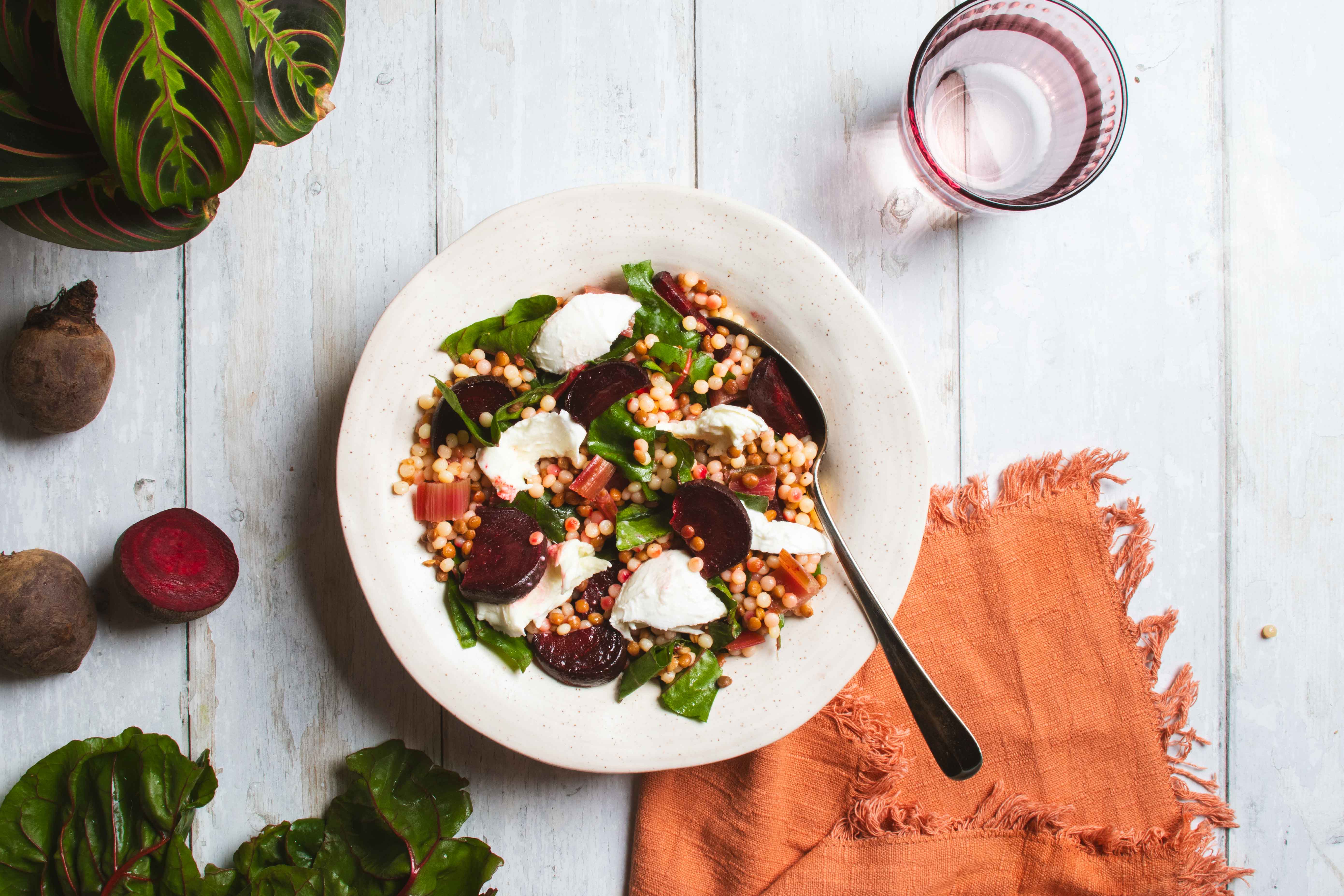 Parelcouscous met rode biet, mozzarella