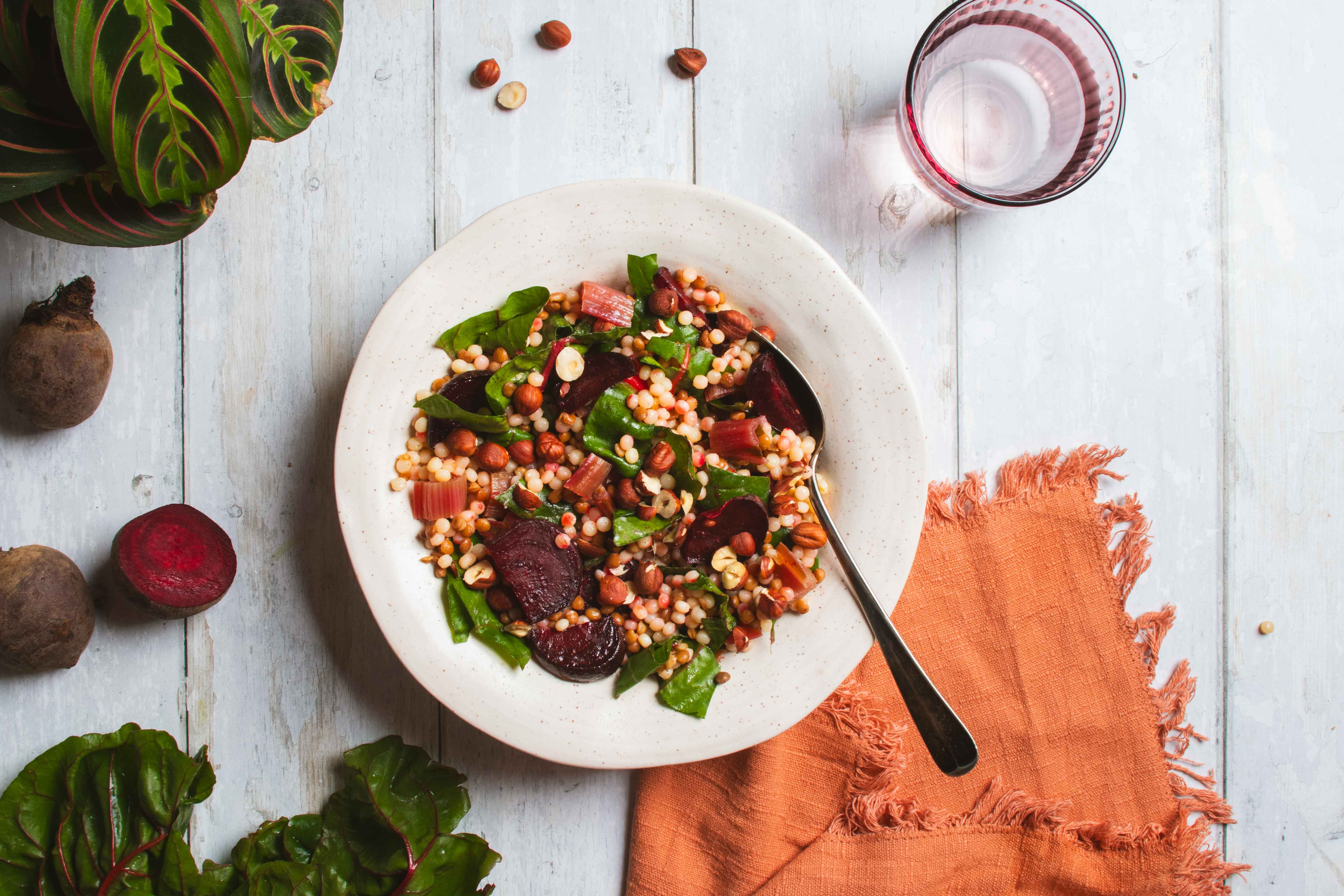 Parelcouscous met rode biet, hazelnoten