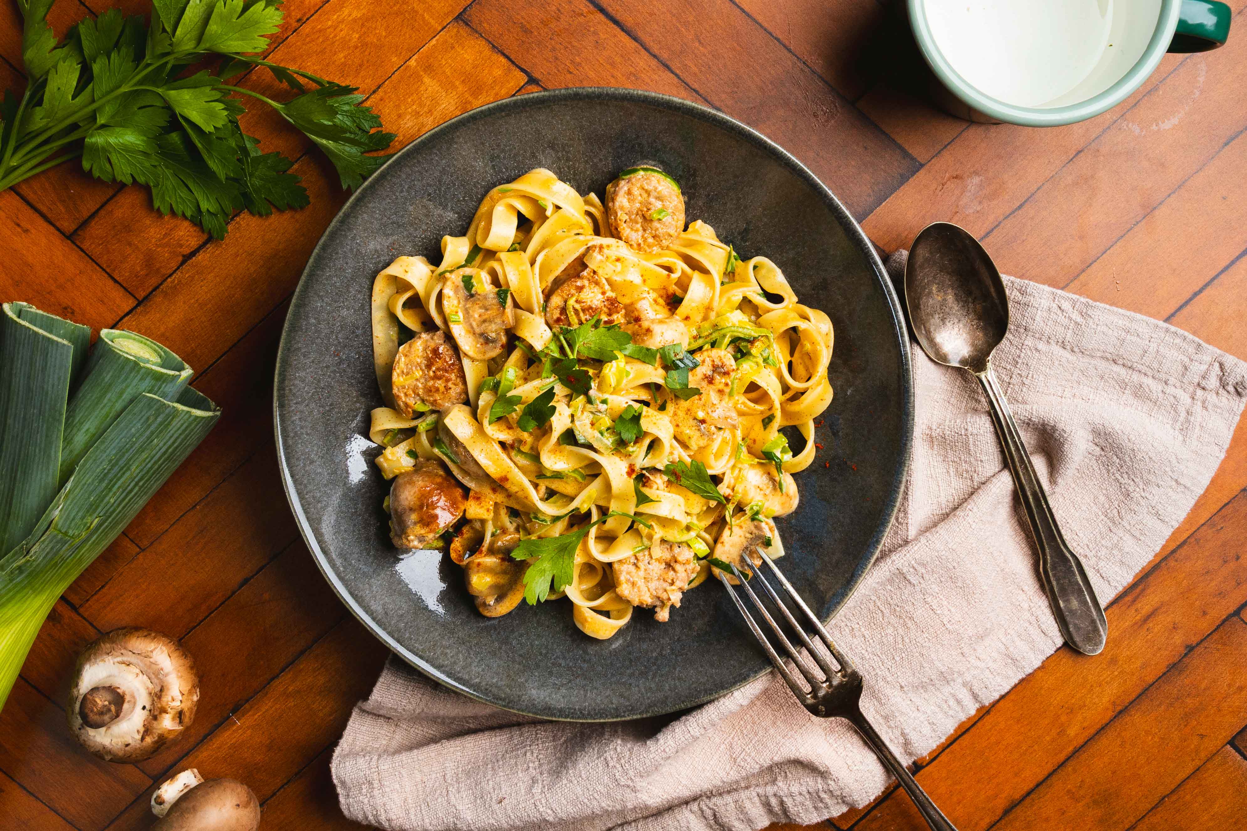 Tagliatelle met worst-stroganoffsaus