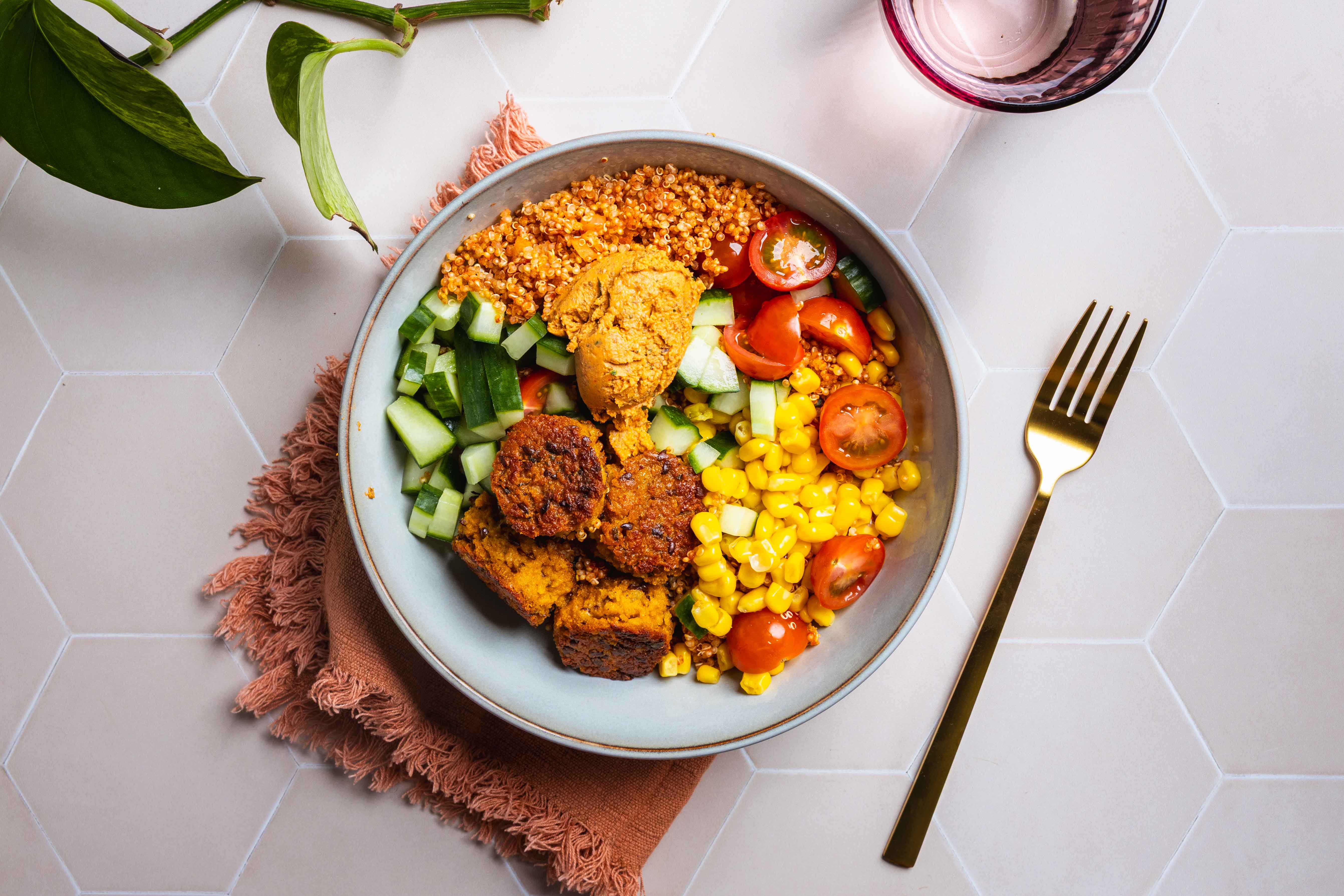 Quinoa-bowl met falafel