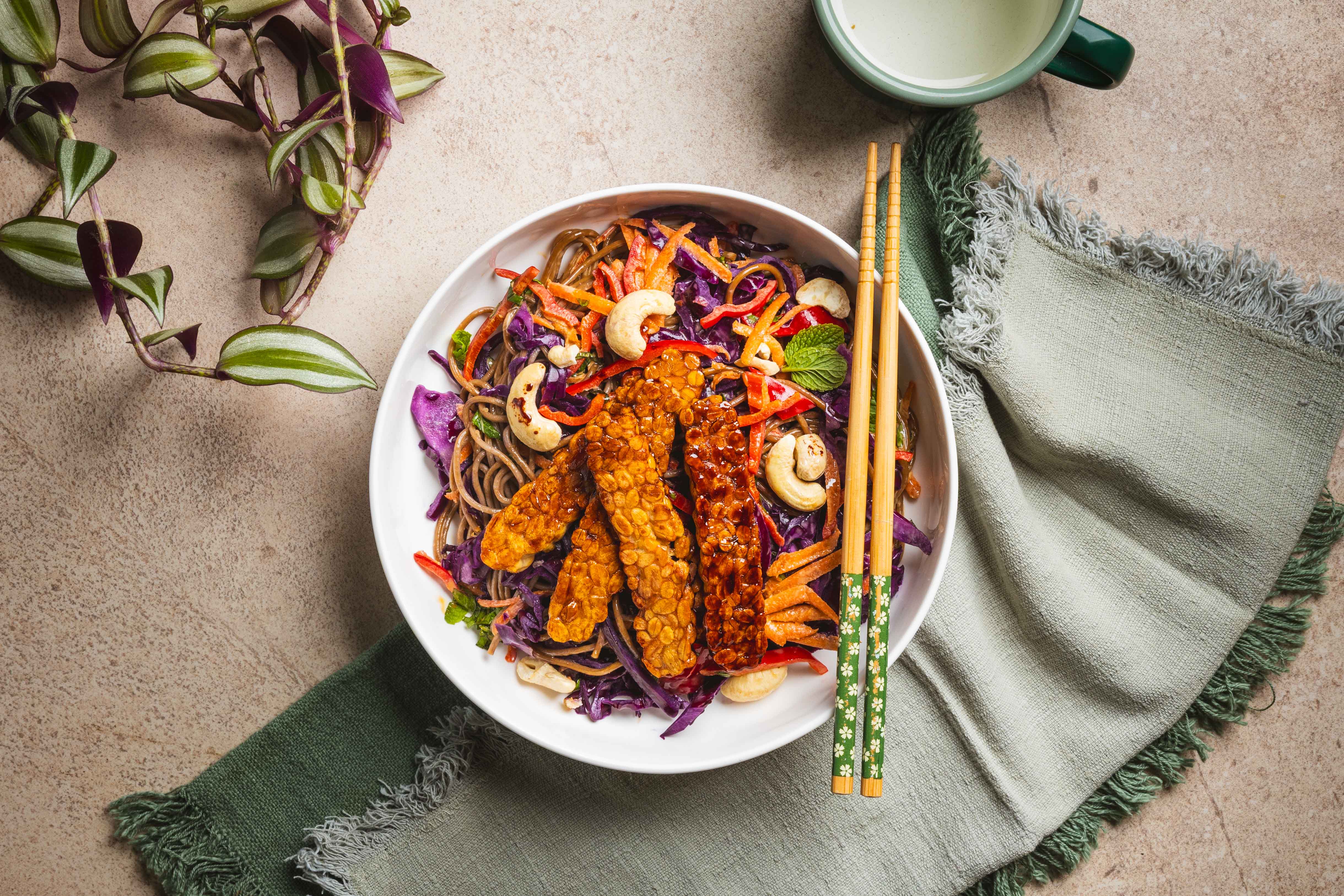 Noedelsalade met gebakken tempeh
