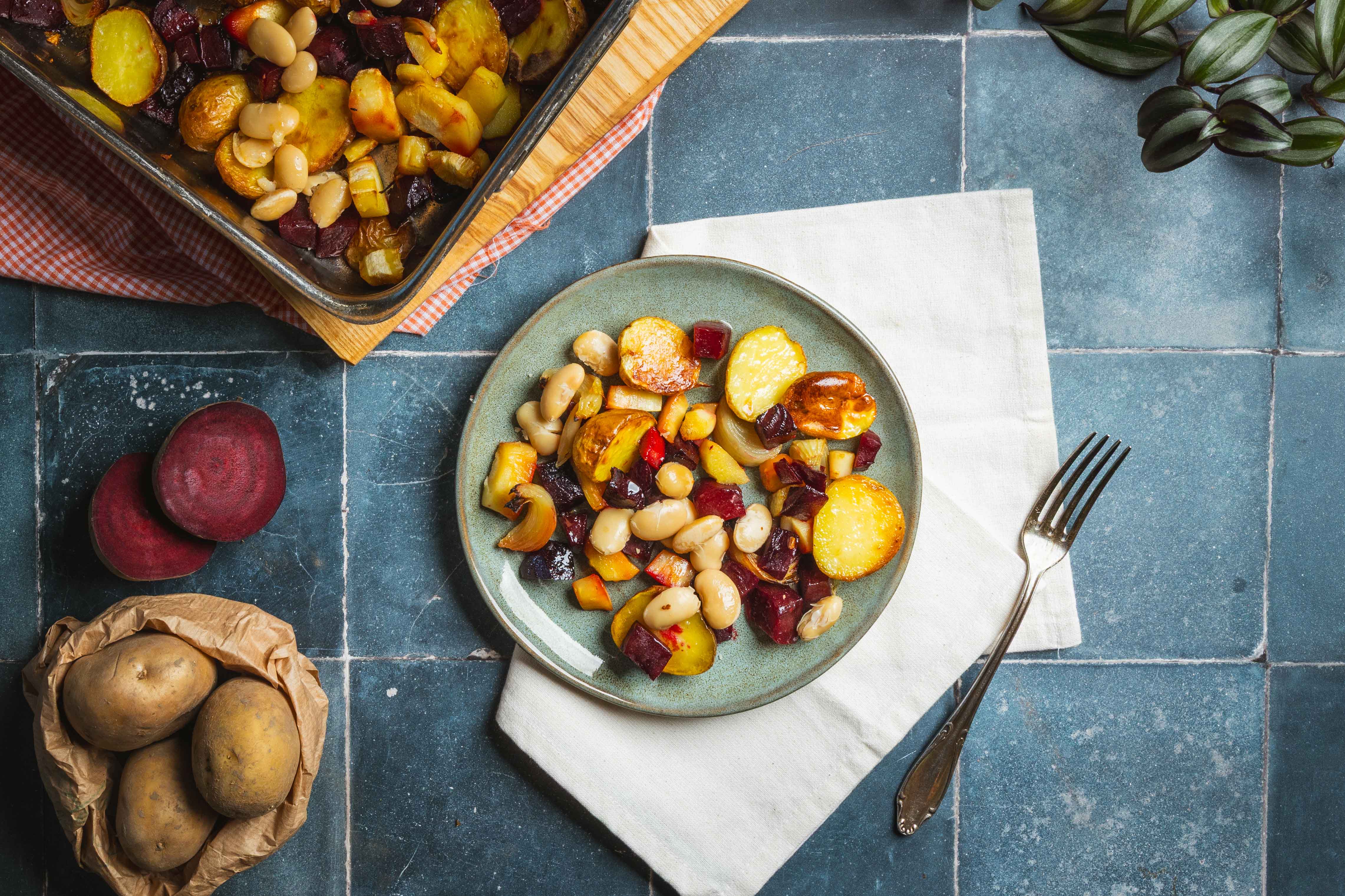 Traybake met biet, pastinaak en witte bonen
