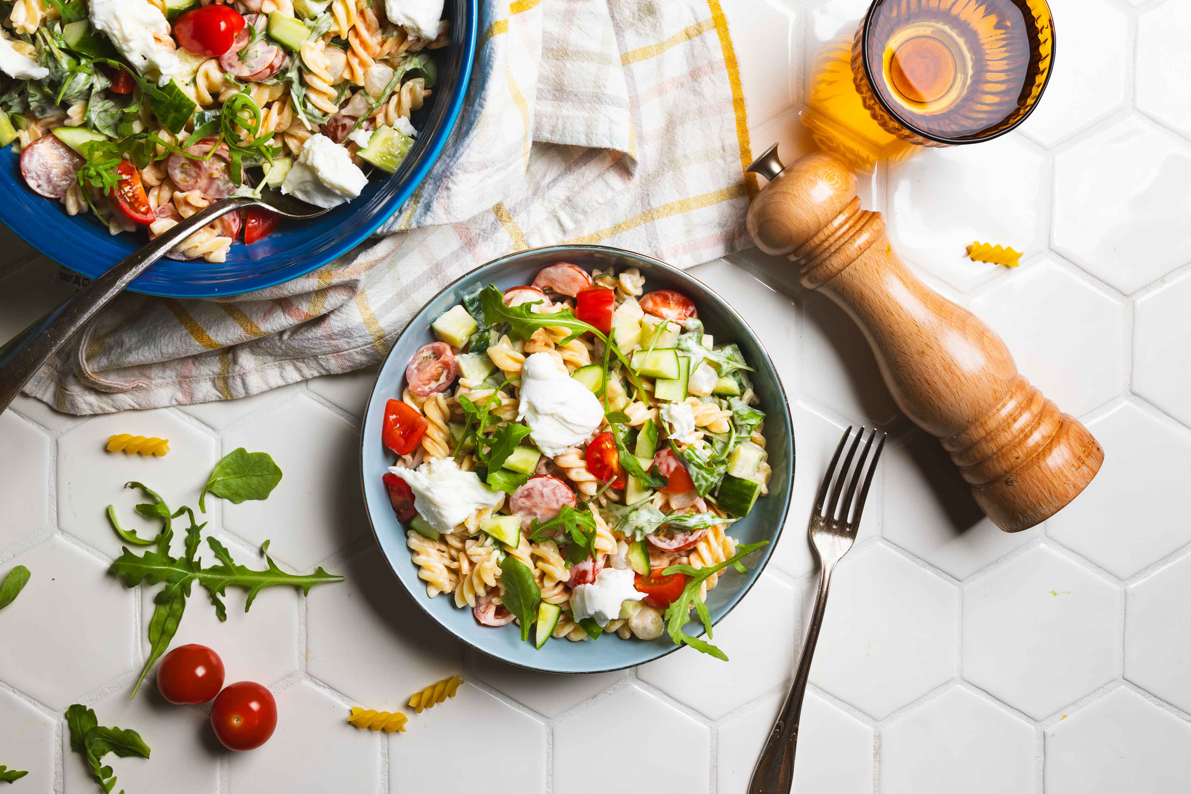 Pastasalade met koolrabi en mozzarella