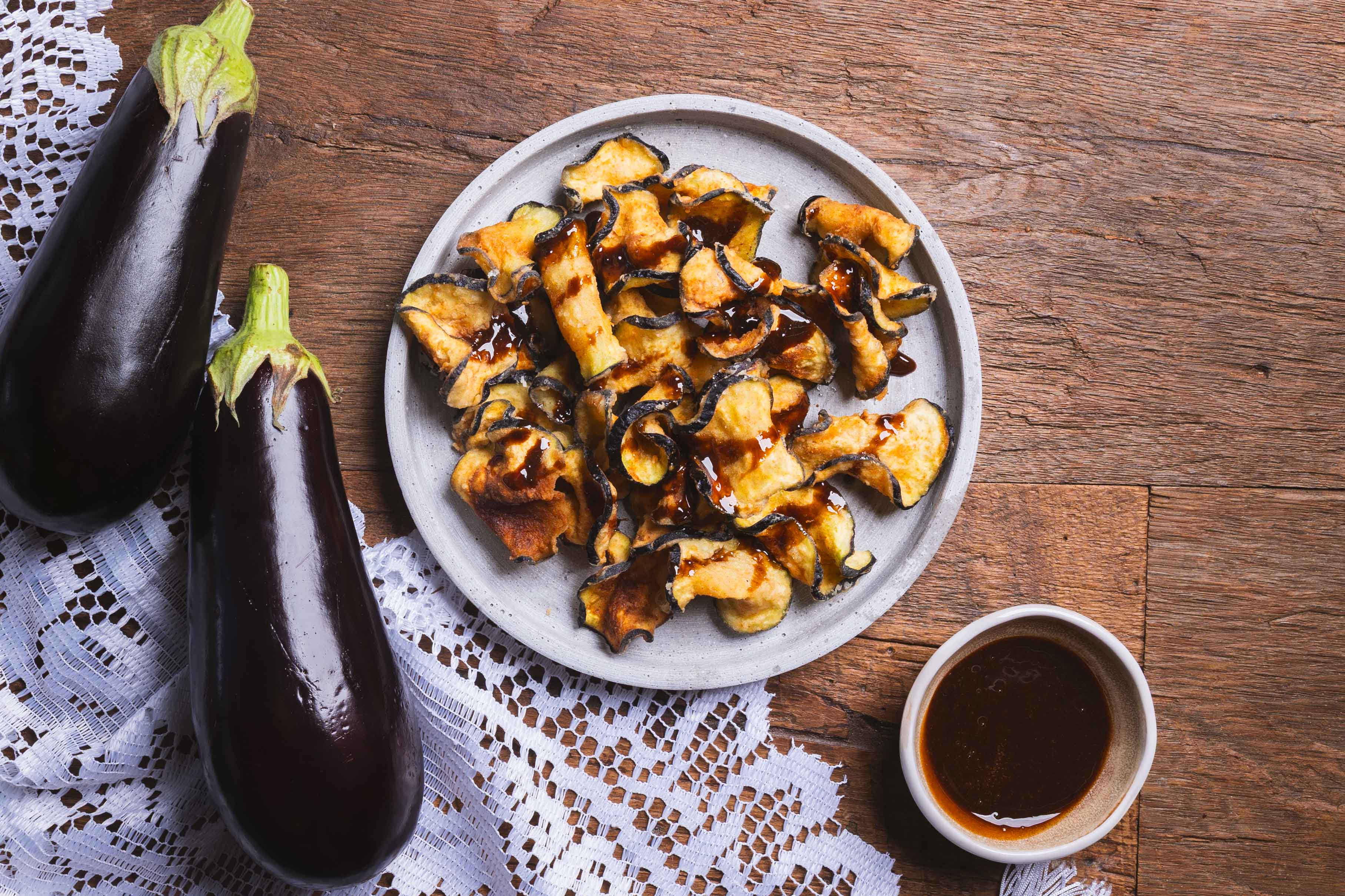 VOOR- OF BIJGERECHT: Gefrituurde aubergine met stroop