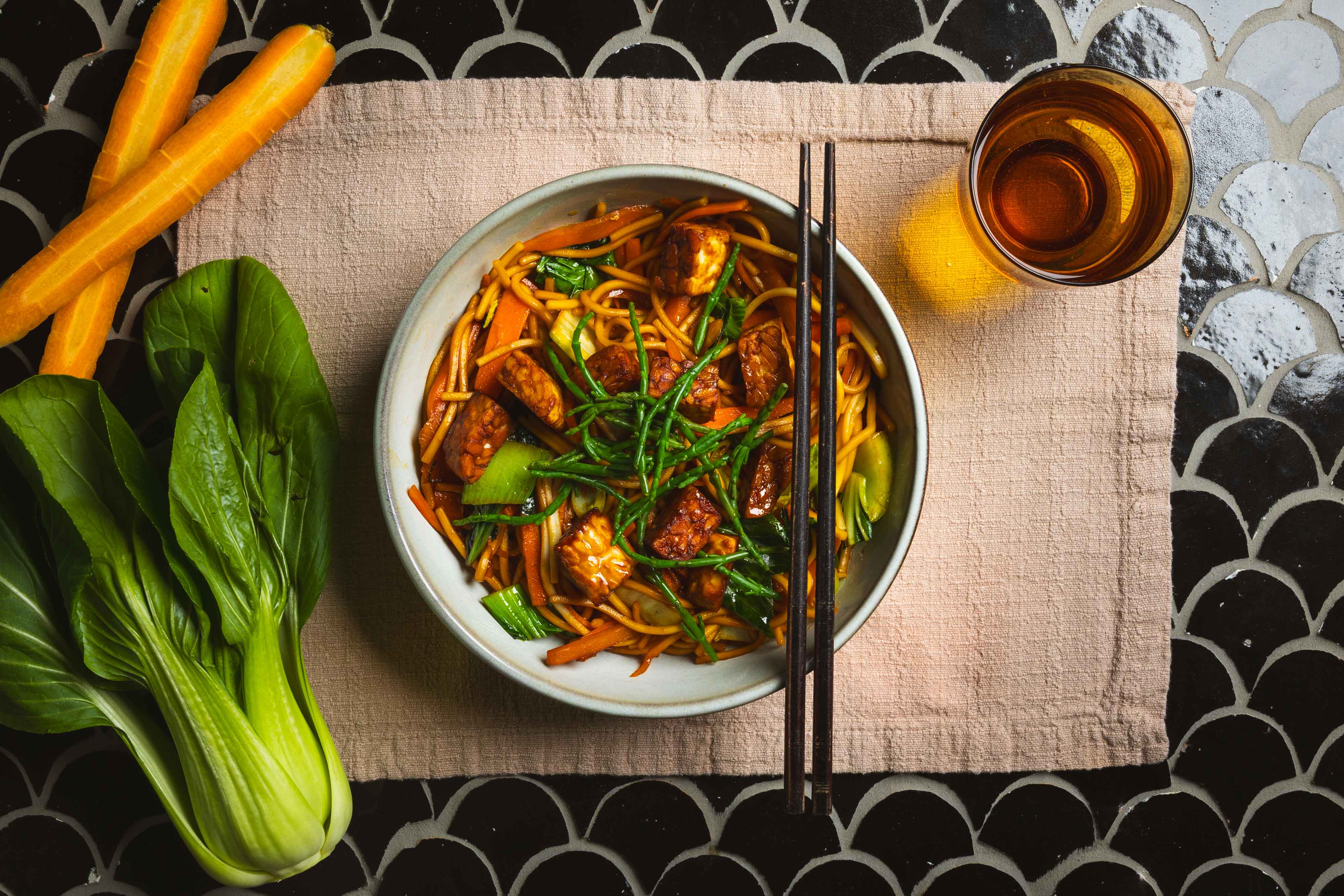 Noedels met sticky tempeh en zeekraal