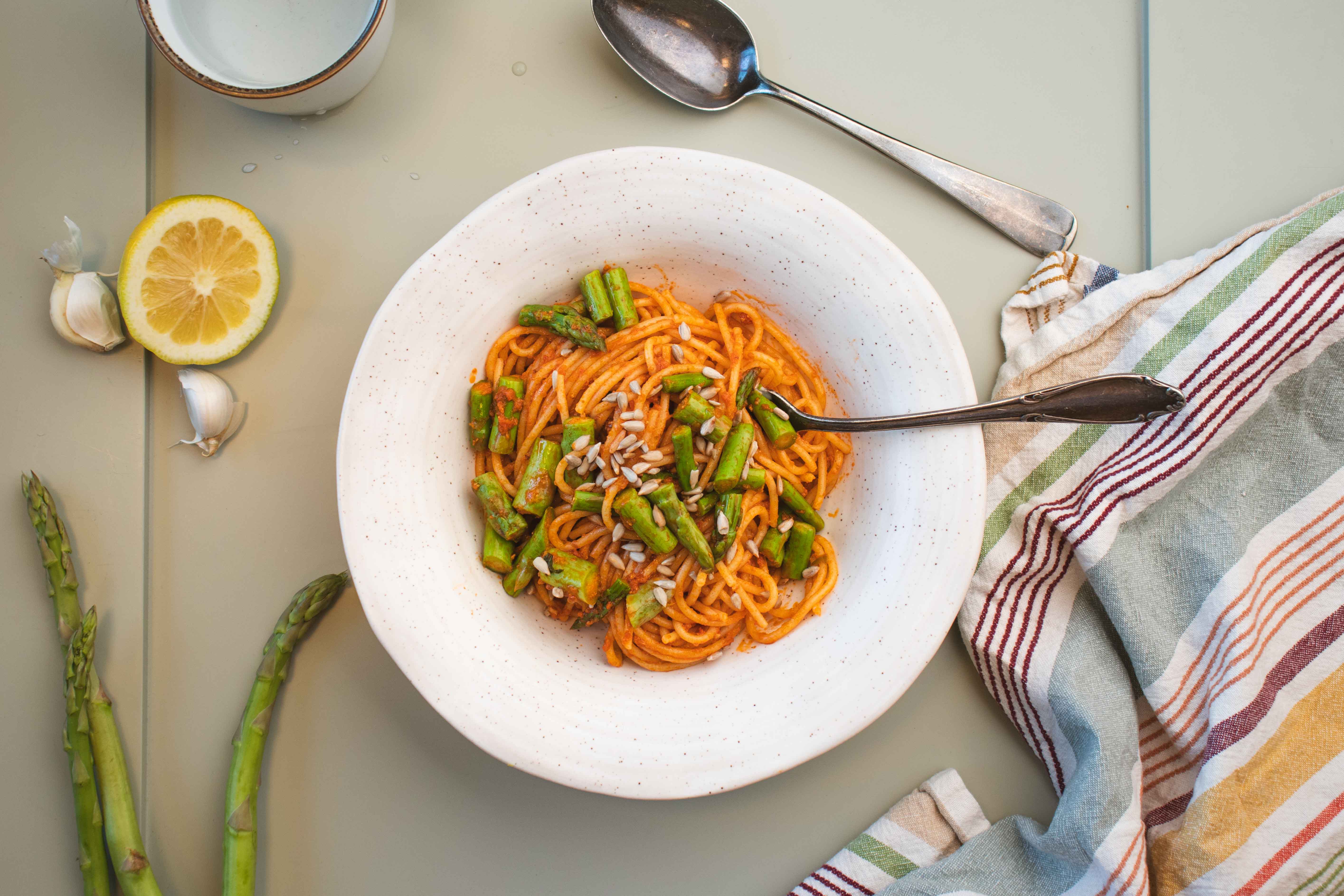Spaghetti met groene asperges en rode pesto