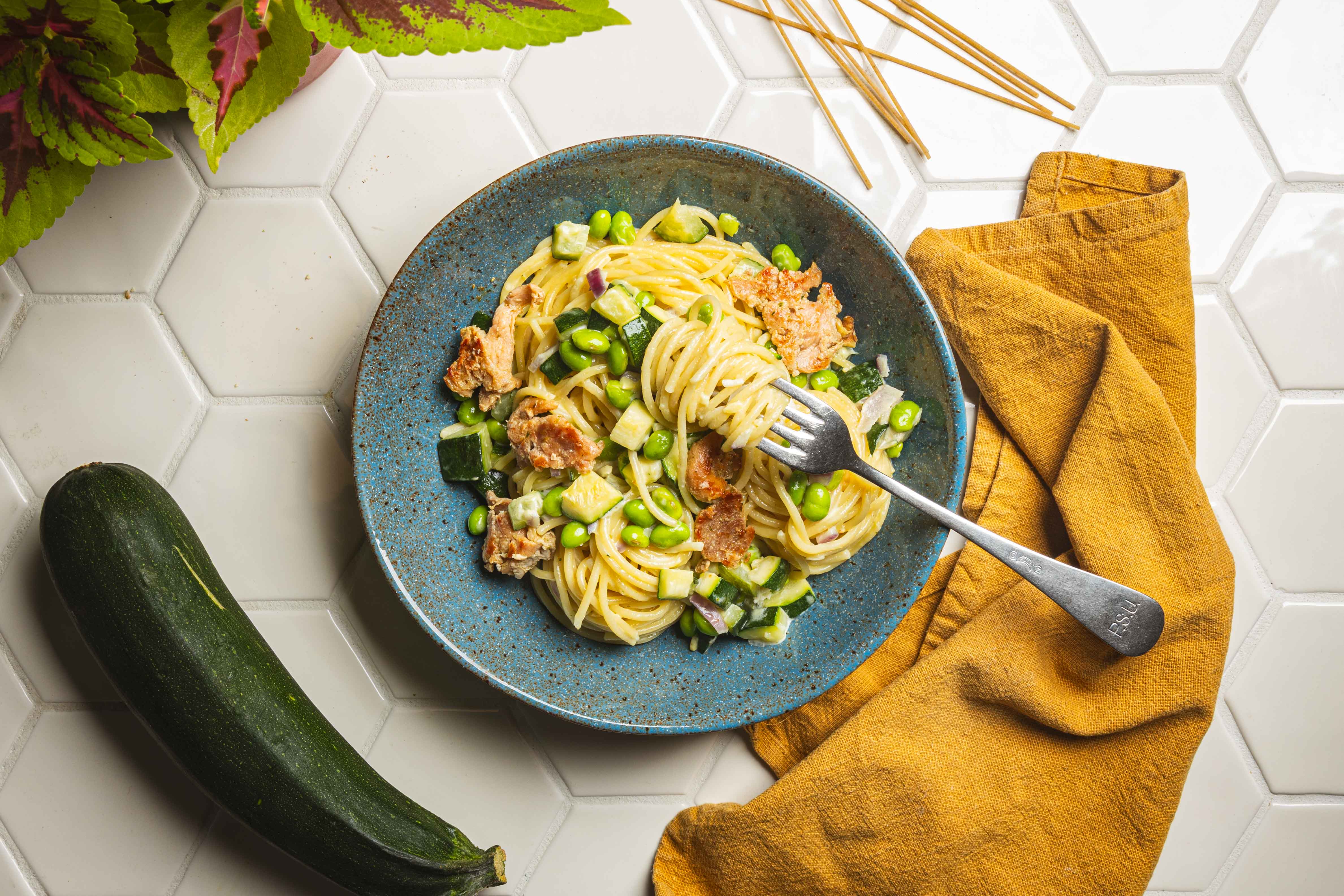 Romige pasta met kip, verse kapucijners