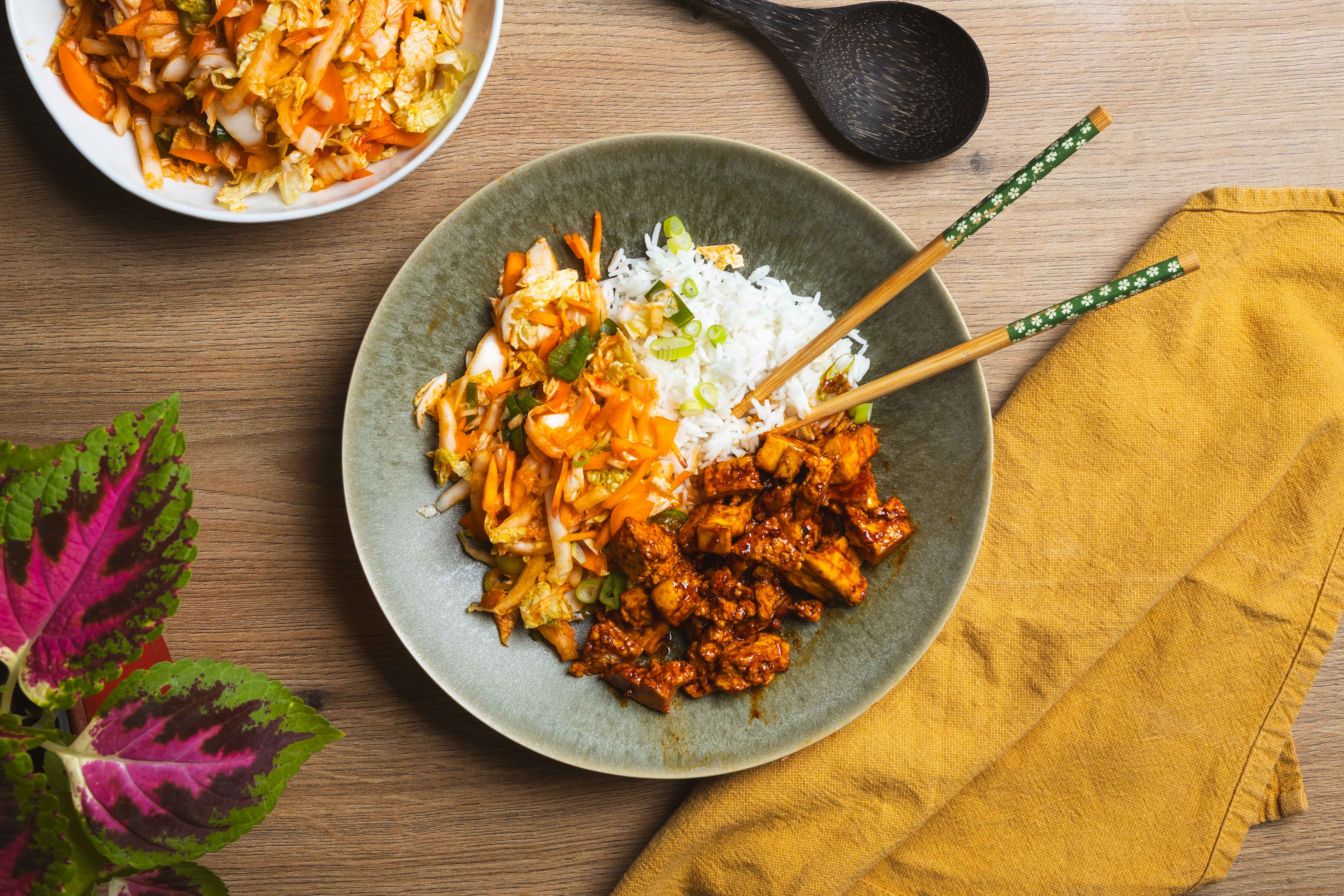 Koreaanse tofu met snelle kimchi