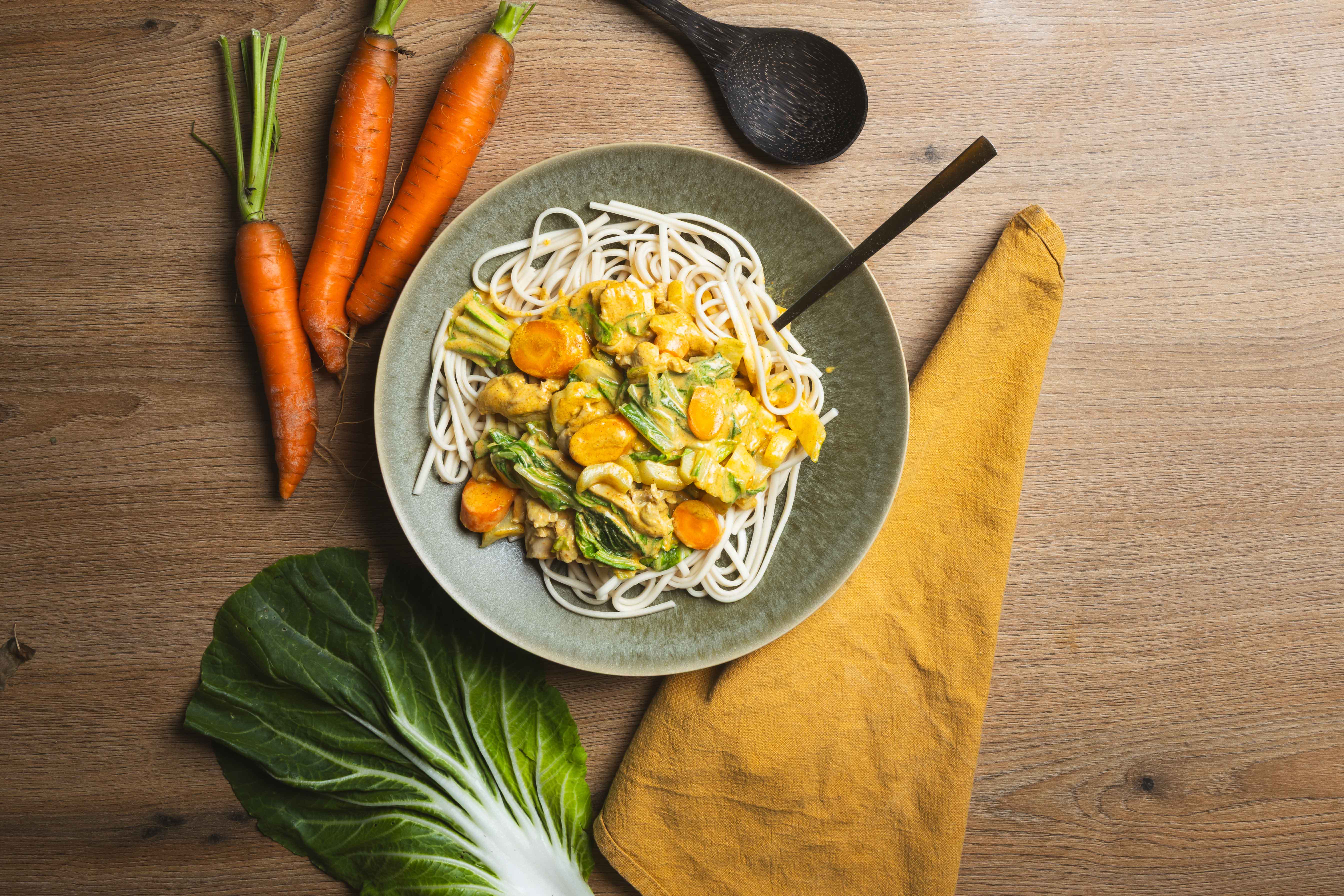 Massaman-kip met paksoi en wortel
