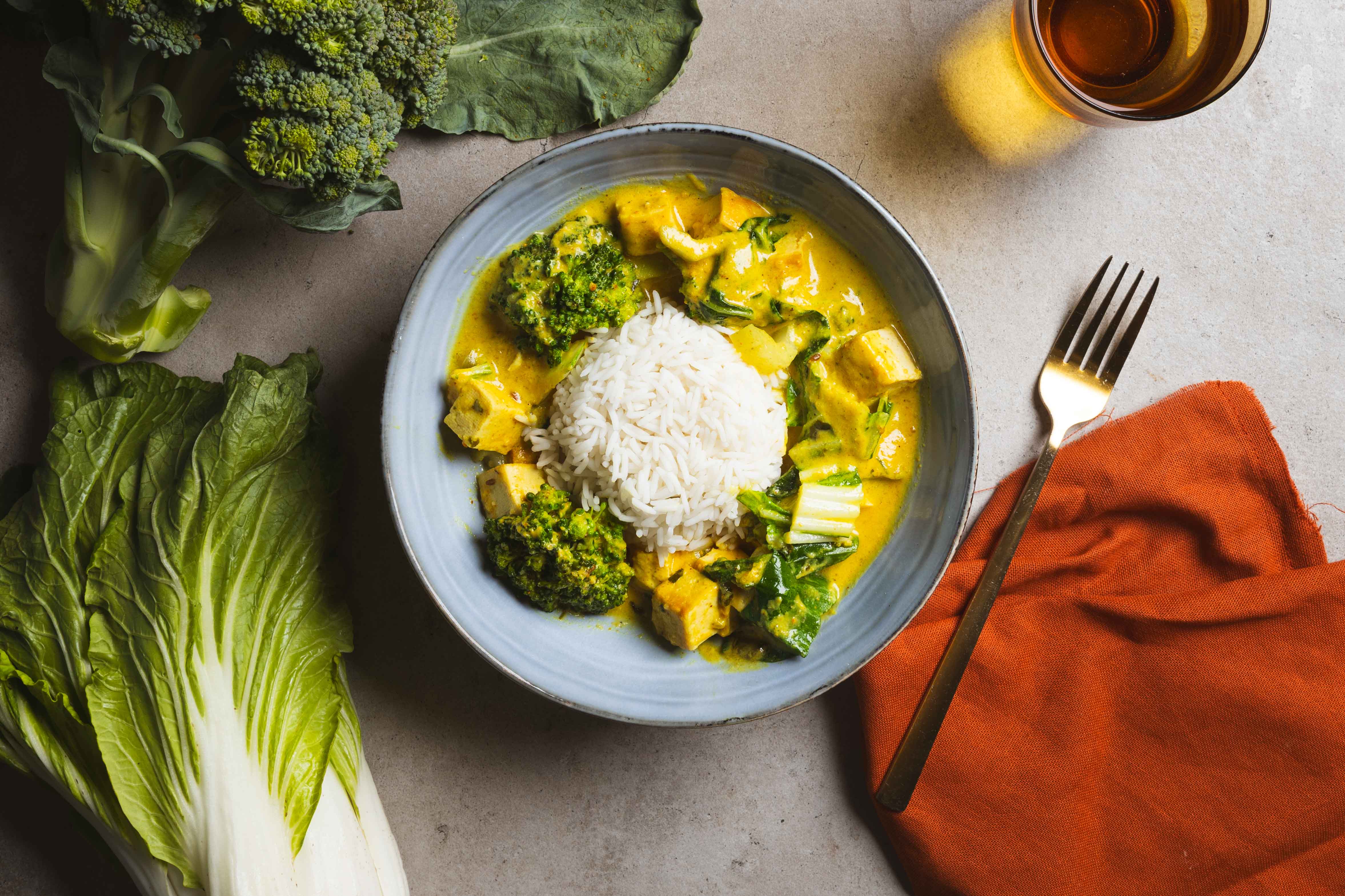 Curry met tofu, broccoli