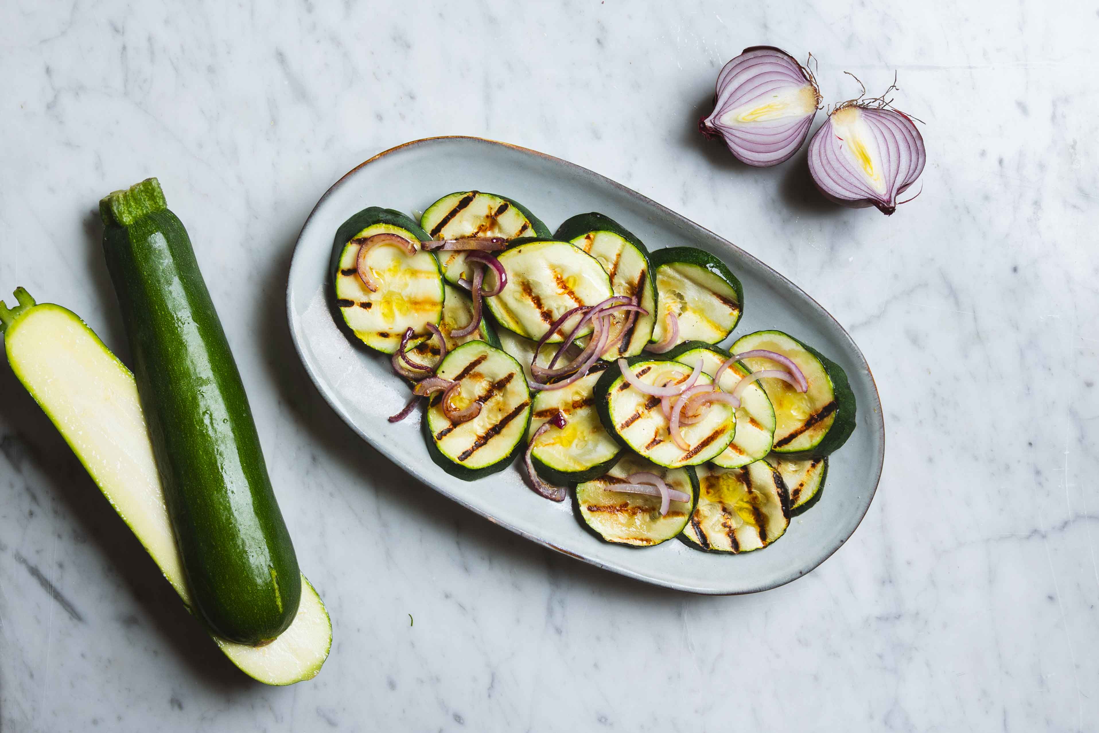 BIJGERECHT: Salade van gegrilde courgette